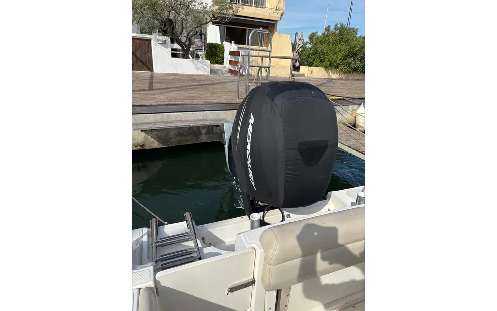 slider 7 Boston Whaler 230 Outrage