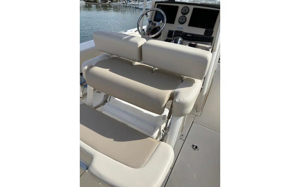slider 8 Boston Whaler 230 Outrage