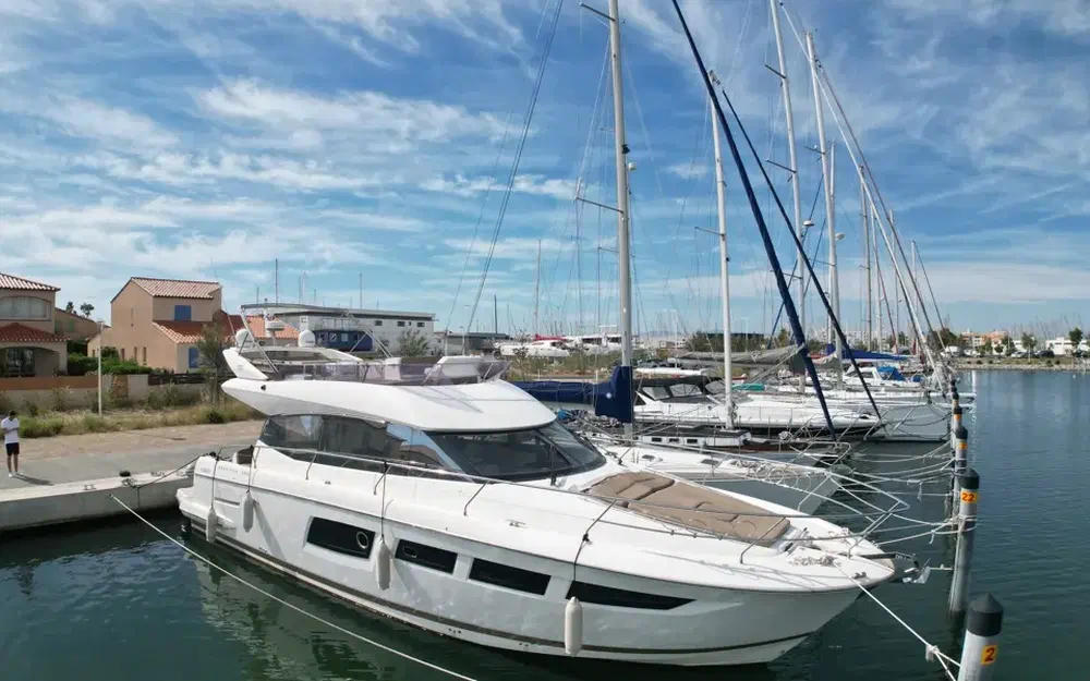 slider 0 Prestige Yachts 500 Fly