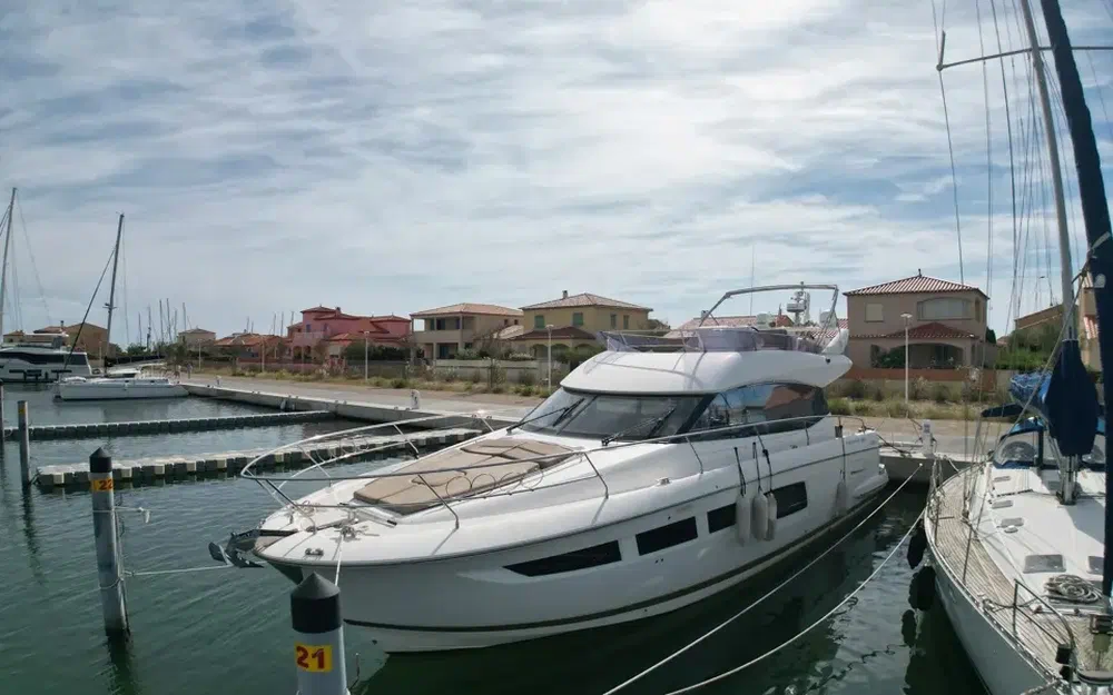slider 1 Prestige Yachts 500 Fly