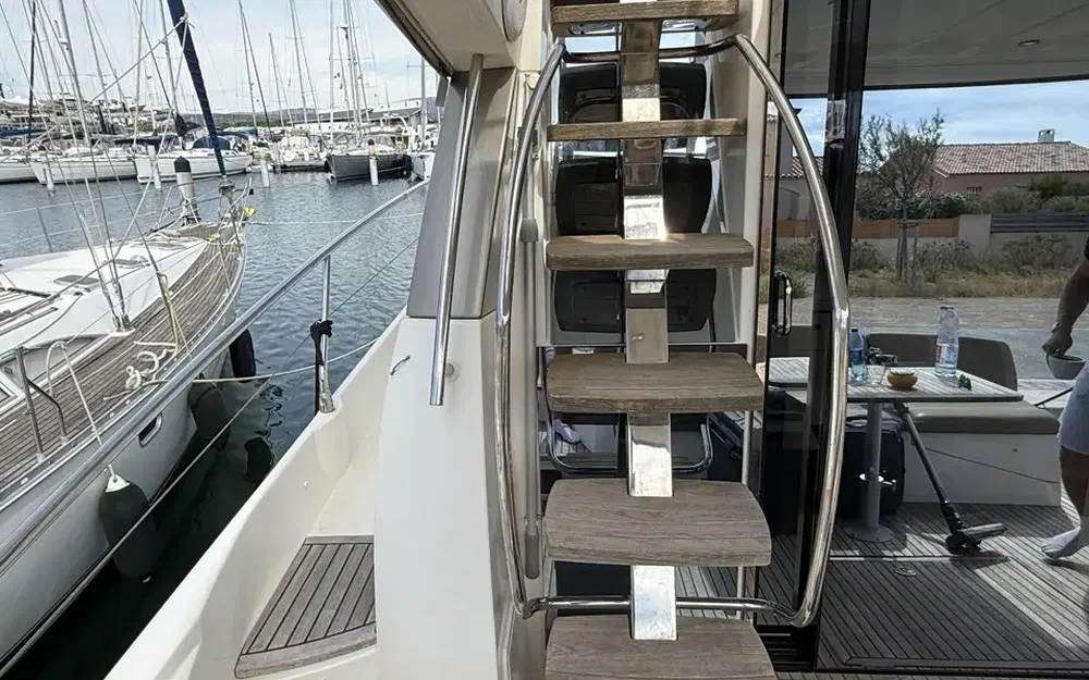 slider 4 Prestige Yachts 500 Fly