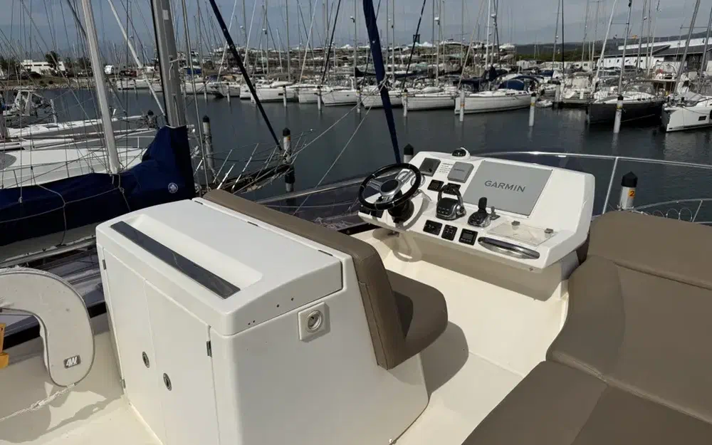 slider 8 Prestige Yachts 500 Fly