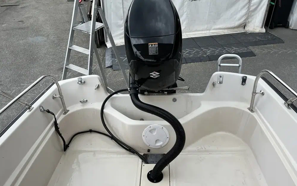 slider 9 Boston Whaler 17 Montauk