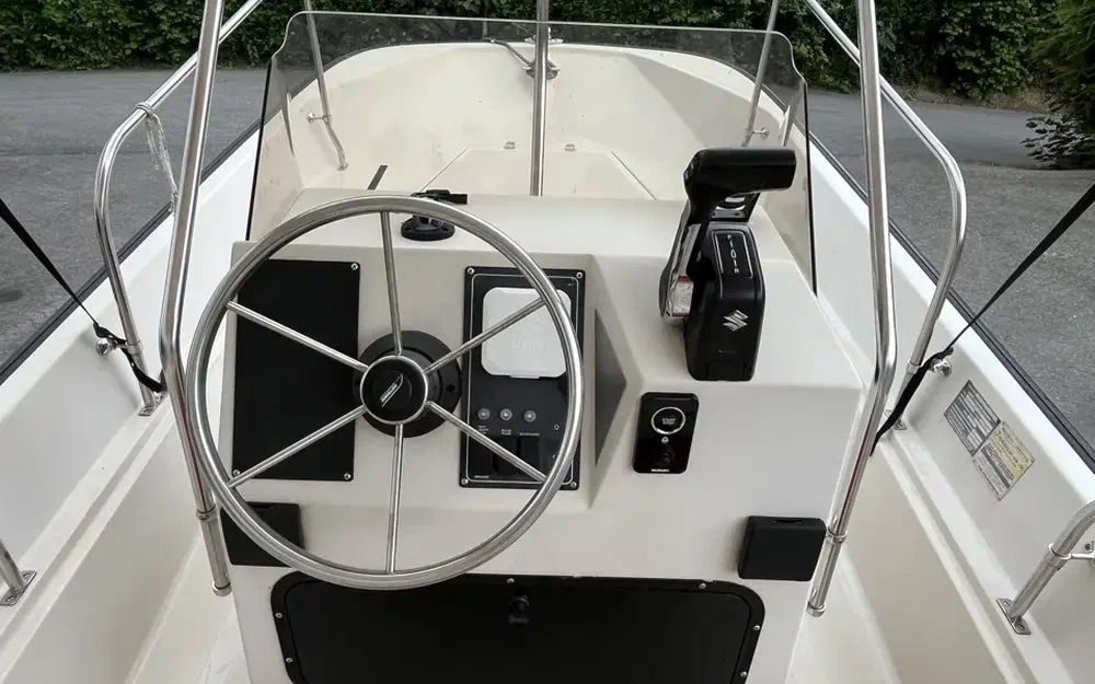 slider 4 Boston Whaler 17 Montauk