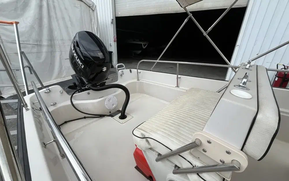 slider 5 Boston Whaler 17 Montauk