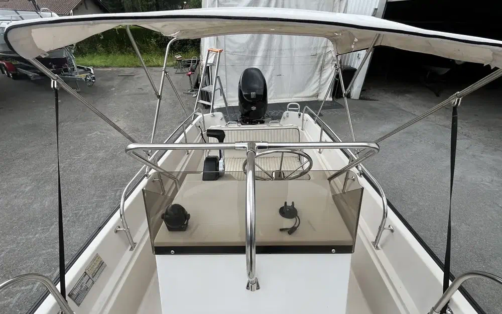 slider 6 Boston Whaler 17 Montauk
