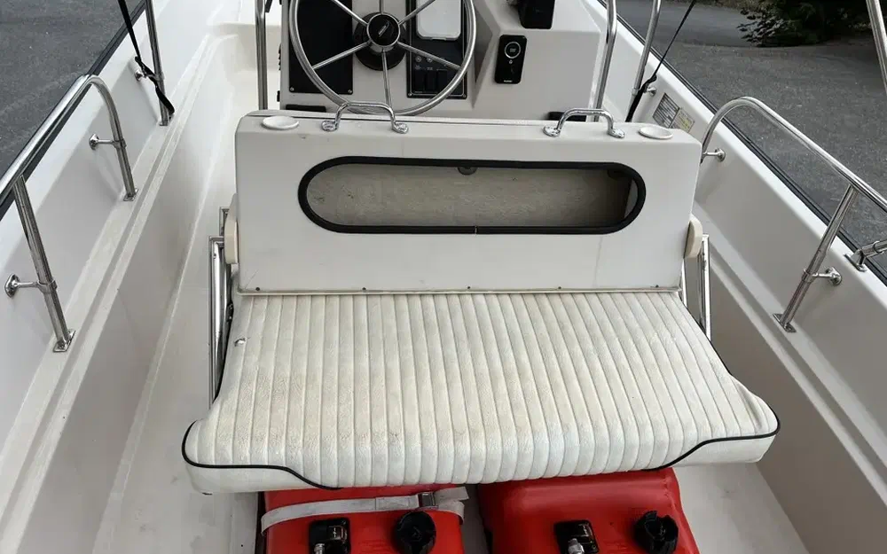 slider 7 Boston Whaler 17 Montauk