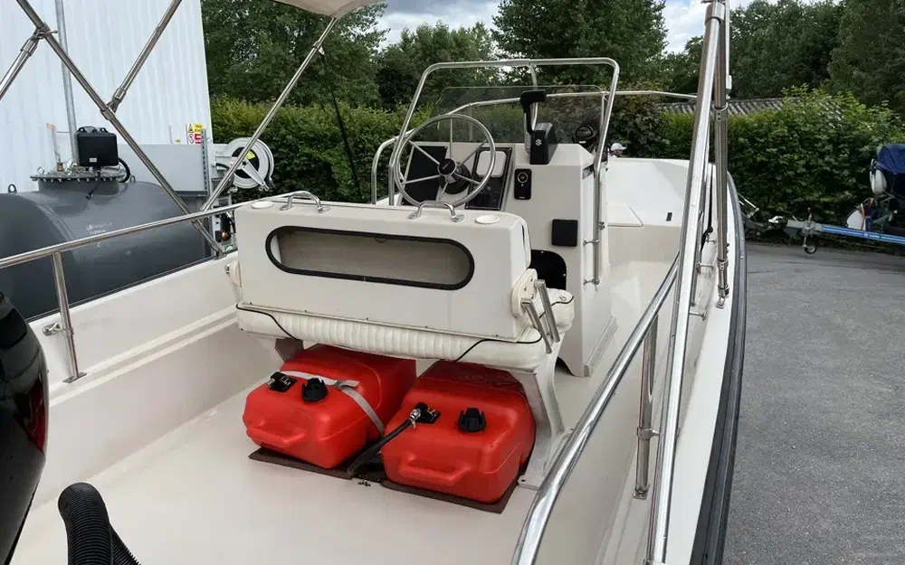 slider 8 Boston Whaler 17 Montauk