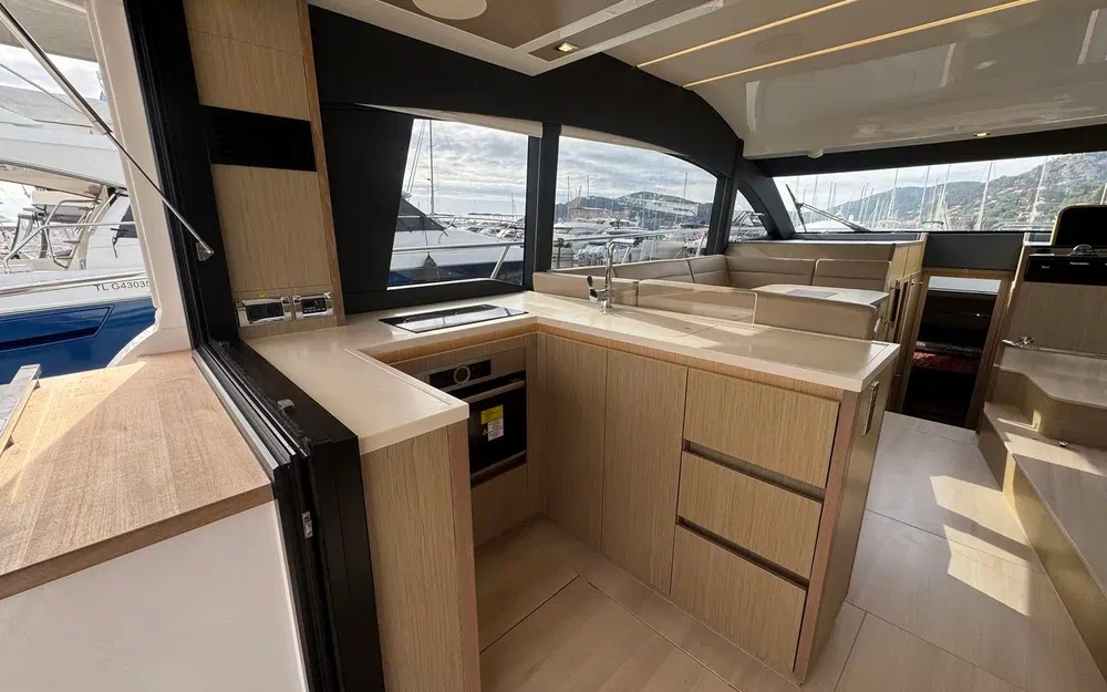 slider 11 Sealine F430