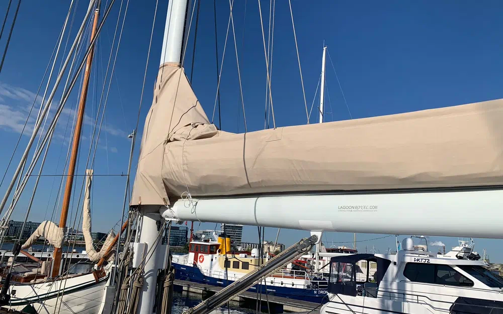 slider 23 Lagoon Royal Pilot Saloon 65- SERENA