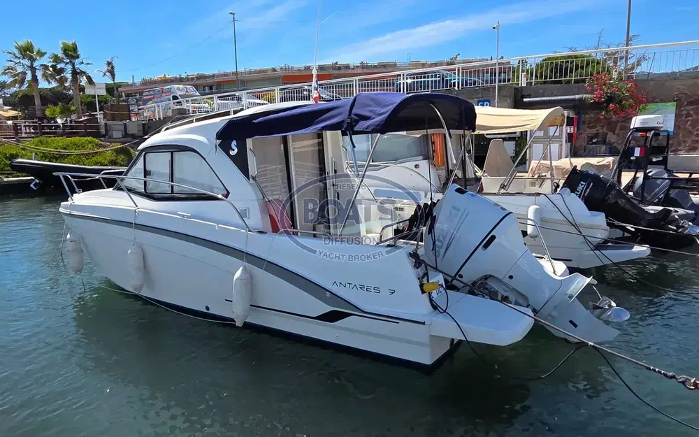 slider 1 Beneteau Antares 7