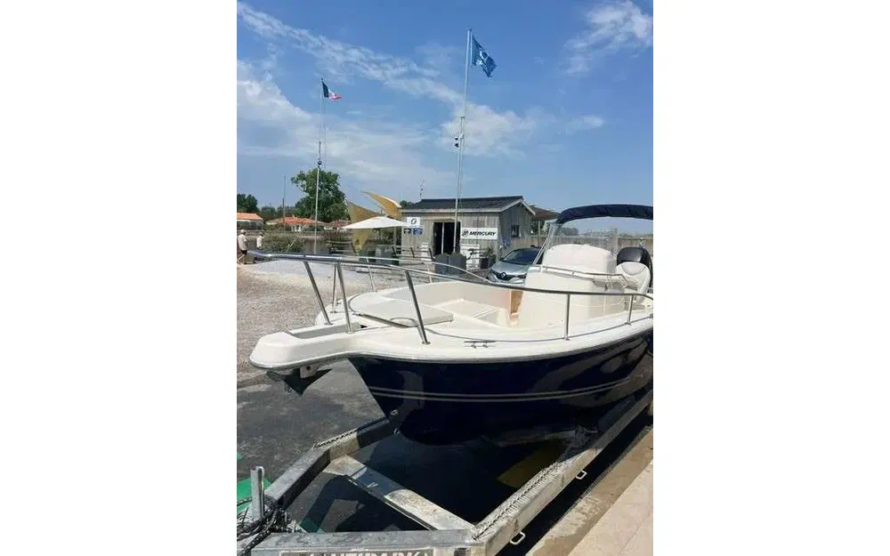 slider 1 White Shark 225