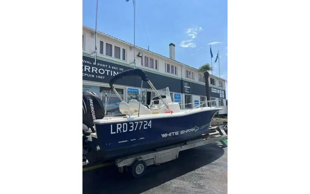 slider 4 White Shark 225
