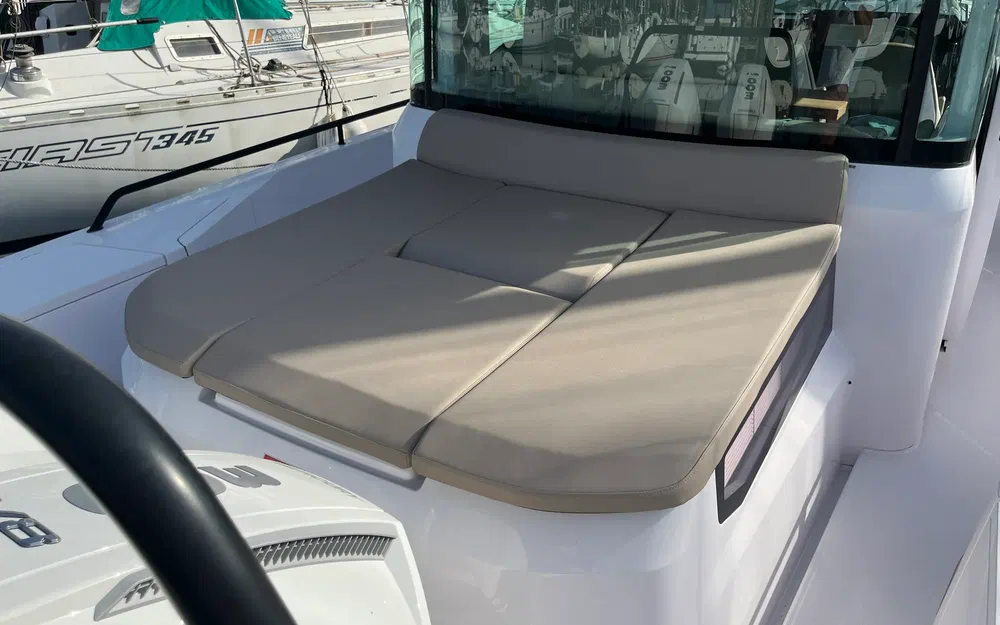 slider 12 Axopar 37 XC Cross Cabin