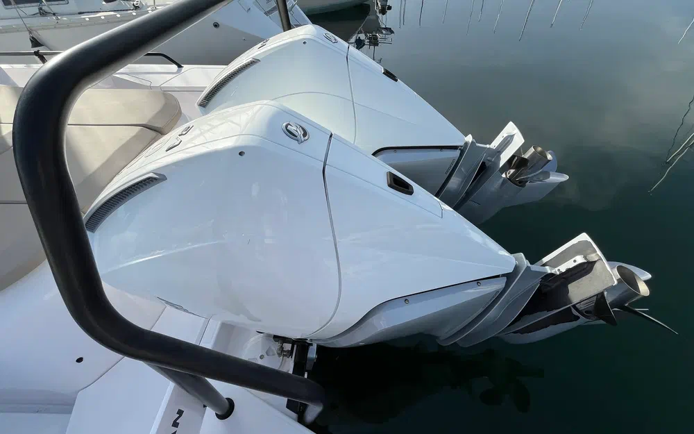 slider 13 Axopar 37 XC Cross Cabin