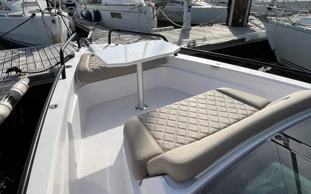 slider 10 Axopar 37 XC Cross Cabin