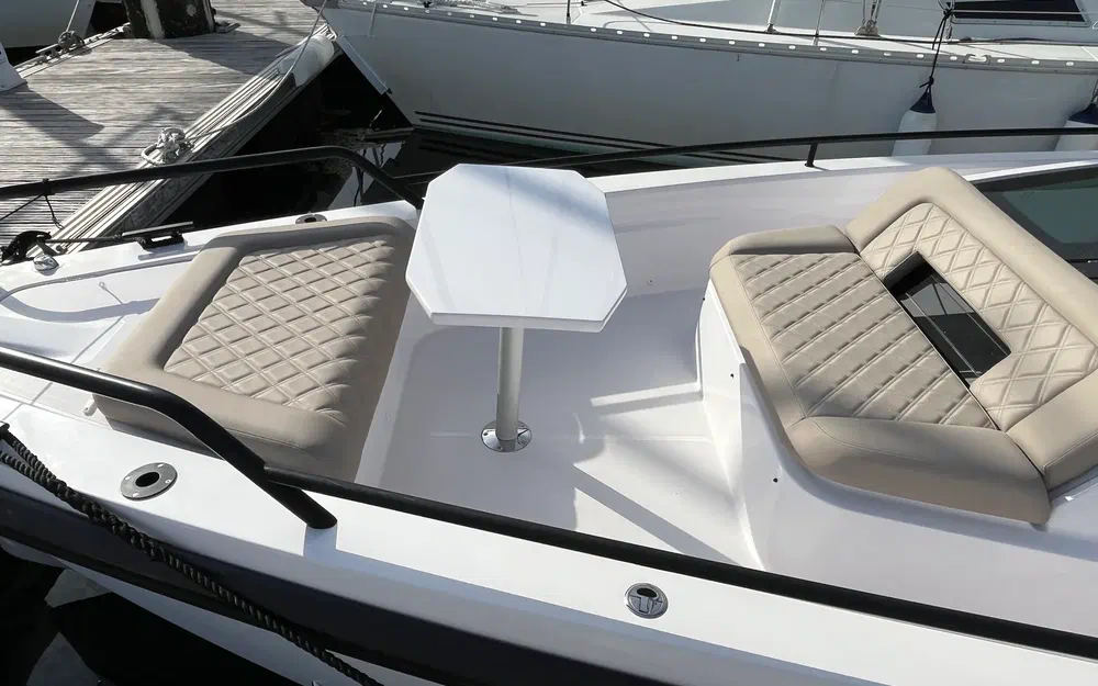 slider 11 Axopar 37 XC Cross Cabin