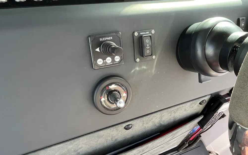 slider 20 Axopar 37 XC Cross Cabin