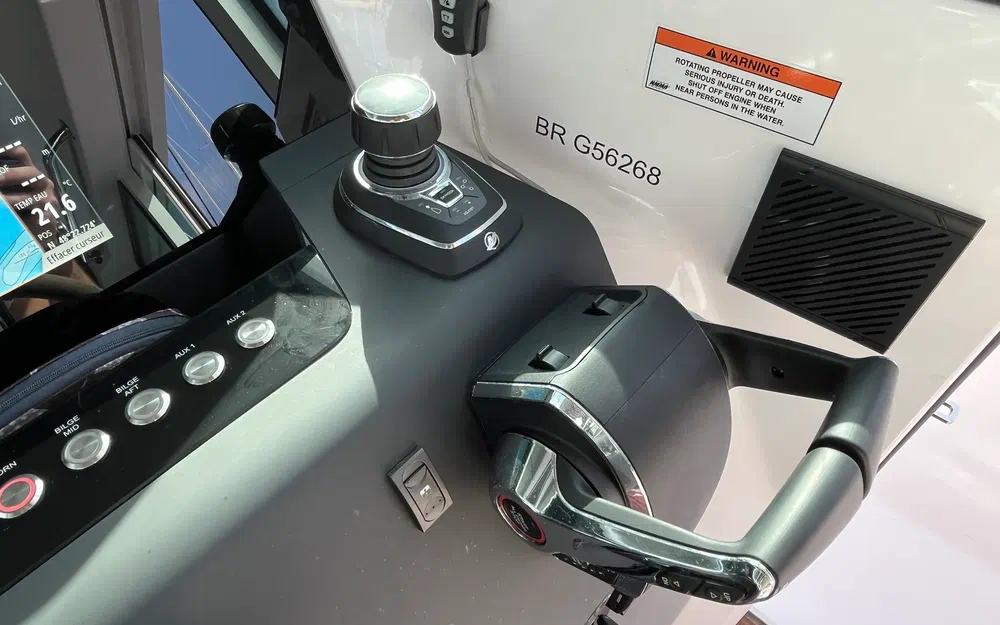 slider 22 Axopar 37 XC Cross Cabin