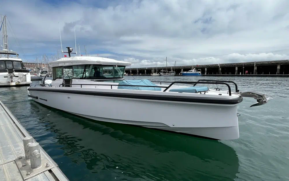 slider 0 Axopar 37 XC Cross Cabin