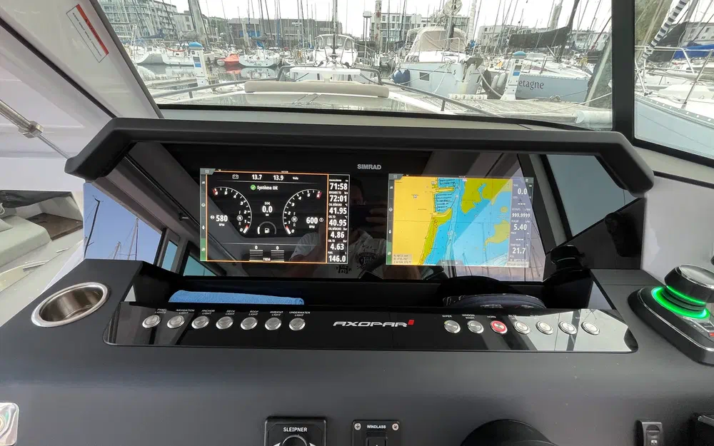 slider 19 Axopar 37 XC Cross Cabin