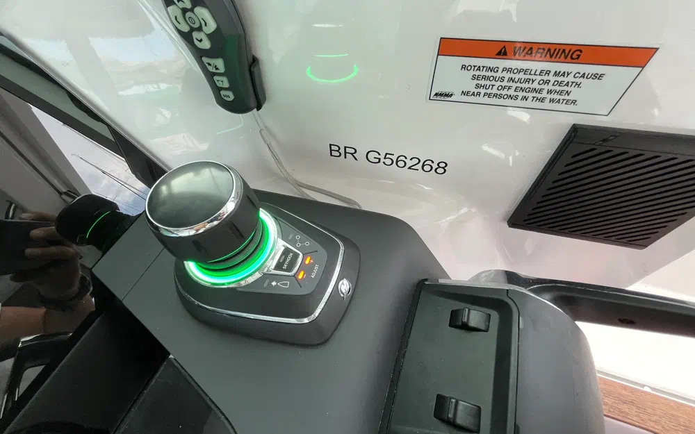 slider 21 Axopar 37 XC Cross Cabin
