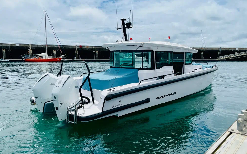 slider 1 Axopar 37 XC Cross Cabin