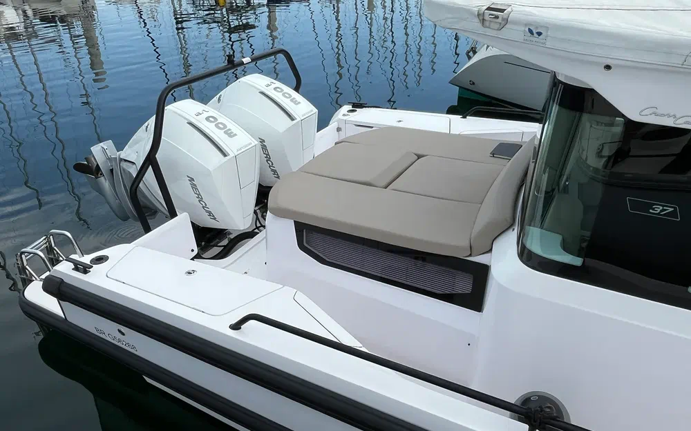 slider 17 Axopar 37 XC Cross Cabin
