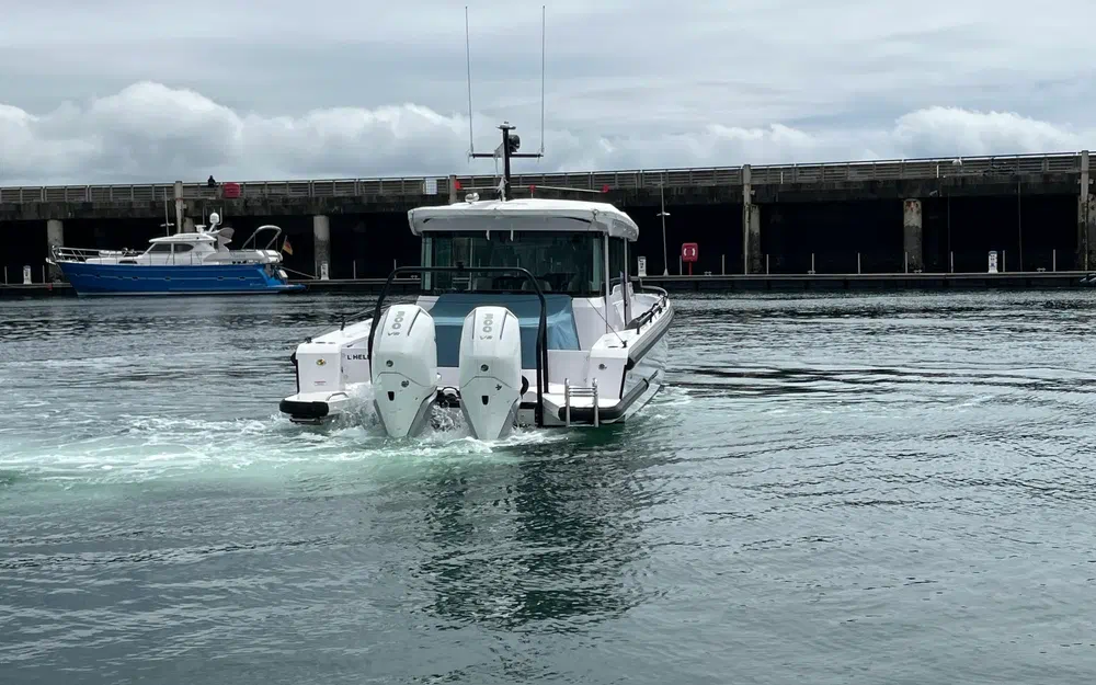 slider 3 Axopar 37 XC Cross Cabin