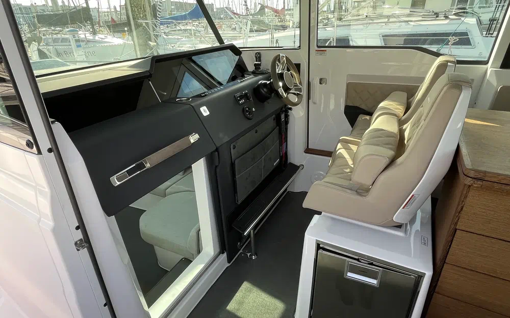 slider 18 Axopar 37 XC Cross Cabin