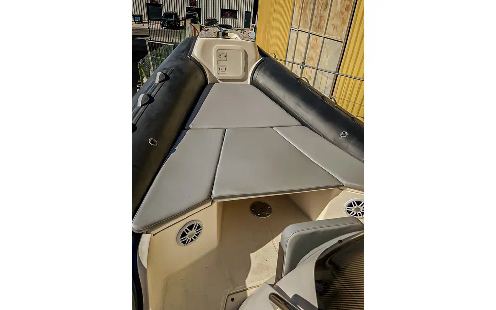 slider 3 Black Fin Elegance 8
