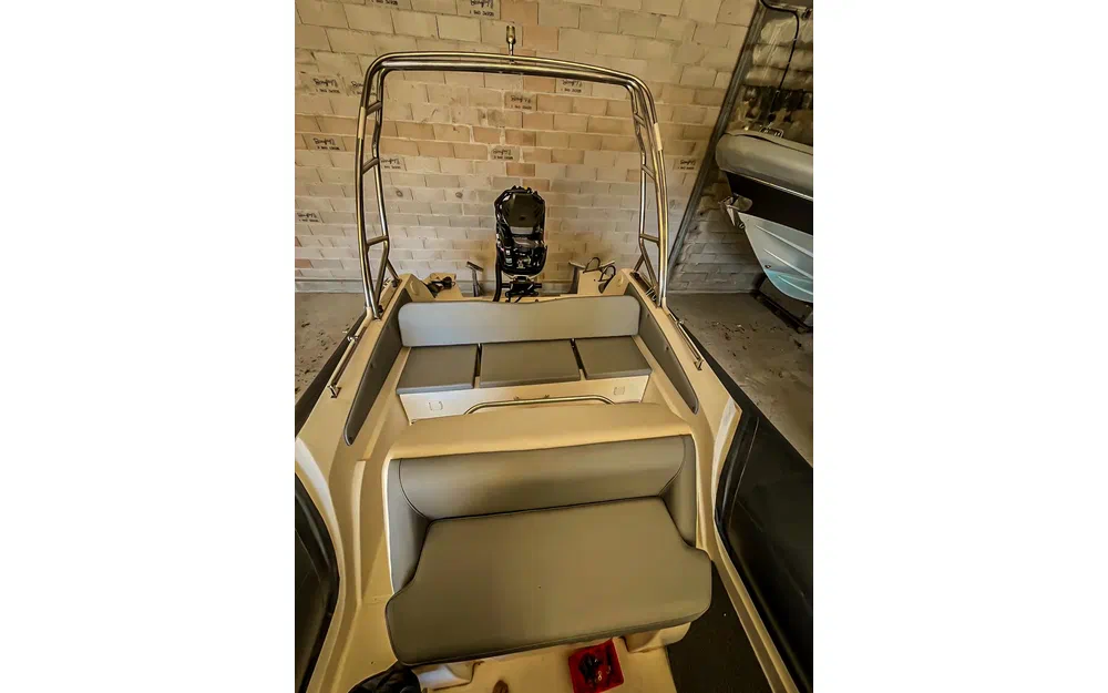 slider 4 Black Fin Elegance 8