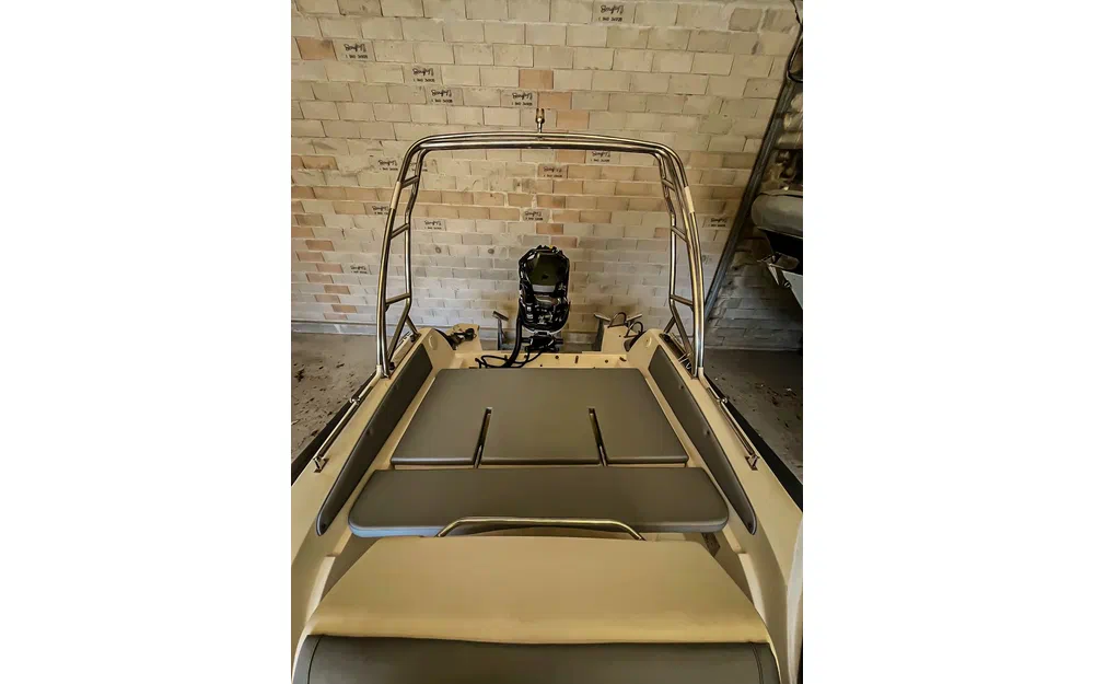 slider 5 Black Fin Elegance 8