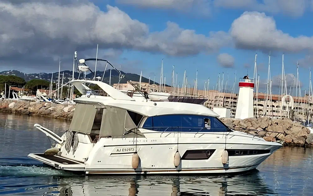 slider 16 Prestige Yachts 450 Fly