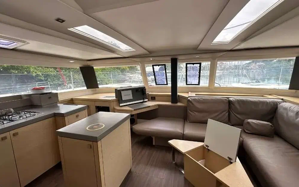 slider 9 Fountaine Pajot Saona 47