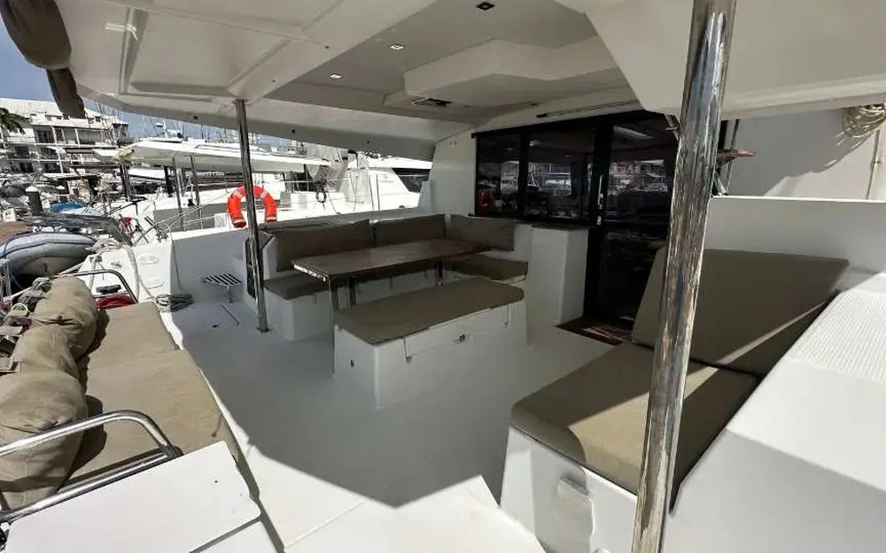 slider 14 Fountaine Pajot Saona 47