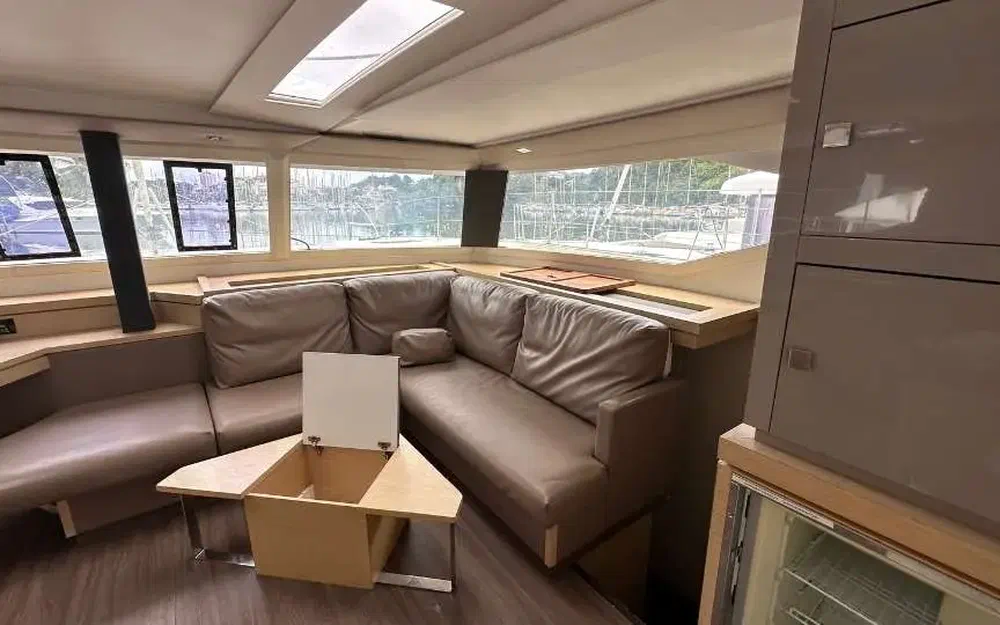 slider 15 Fountaine Pajot Saona 47