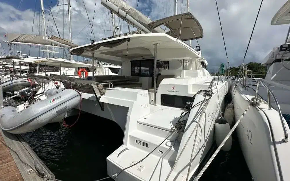 slider 25 Fountaine Pajot Saona 47