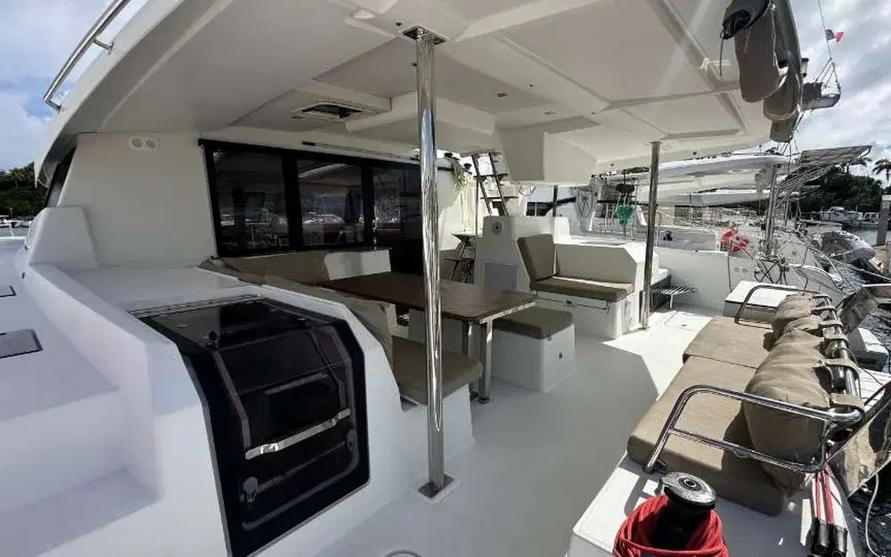 slider 2 Fountaine Pajot Saona 47