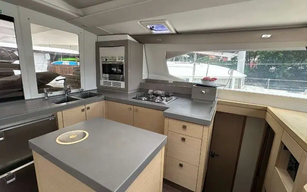 slider 3 Fountaine Pajot Saona 47