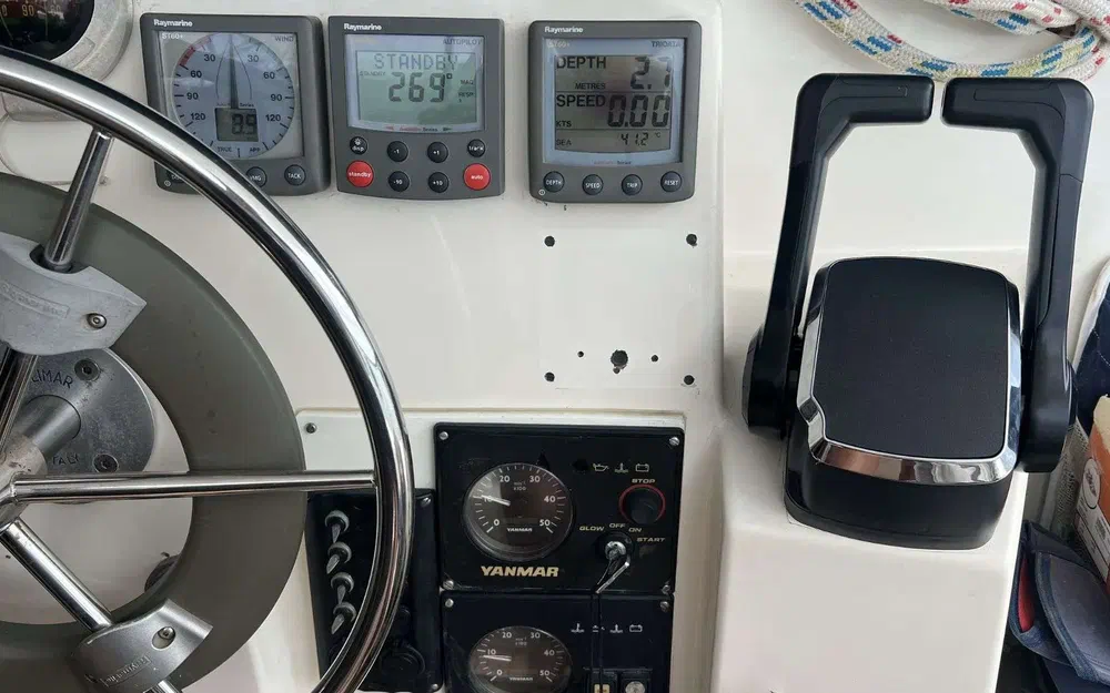 slider 3 Fountaine Pajot Athena 38