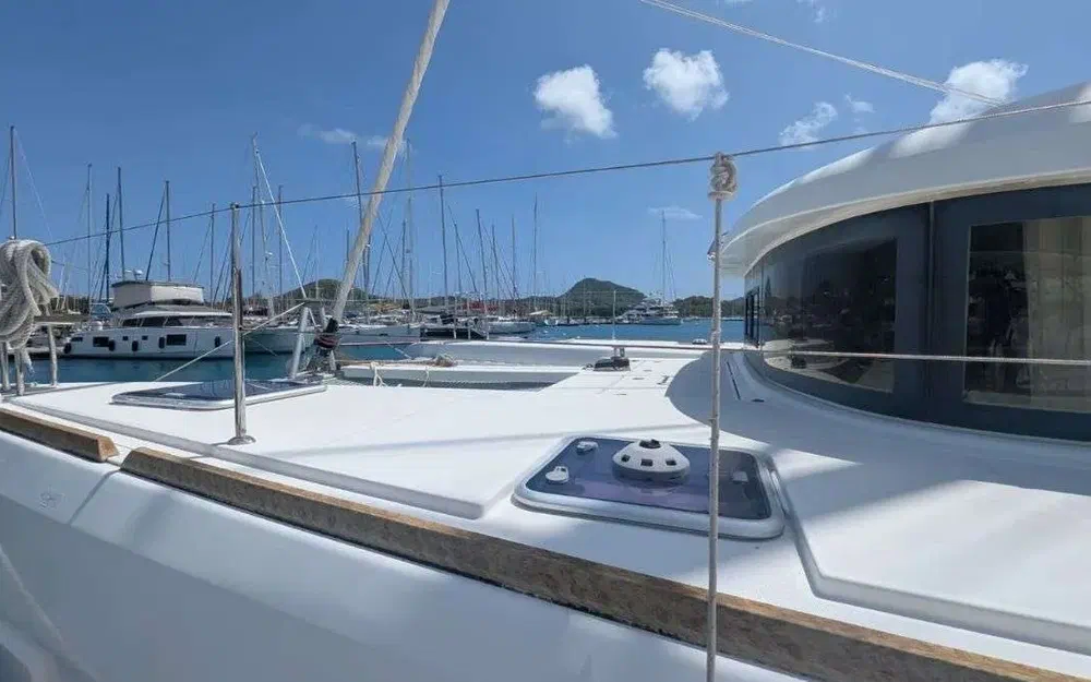 slider 1 Lagoon 40