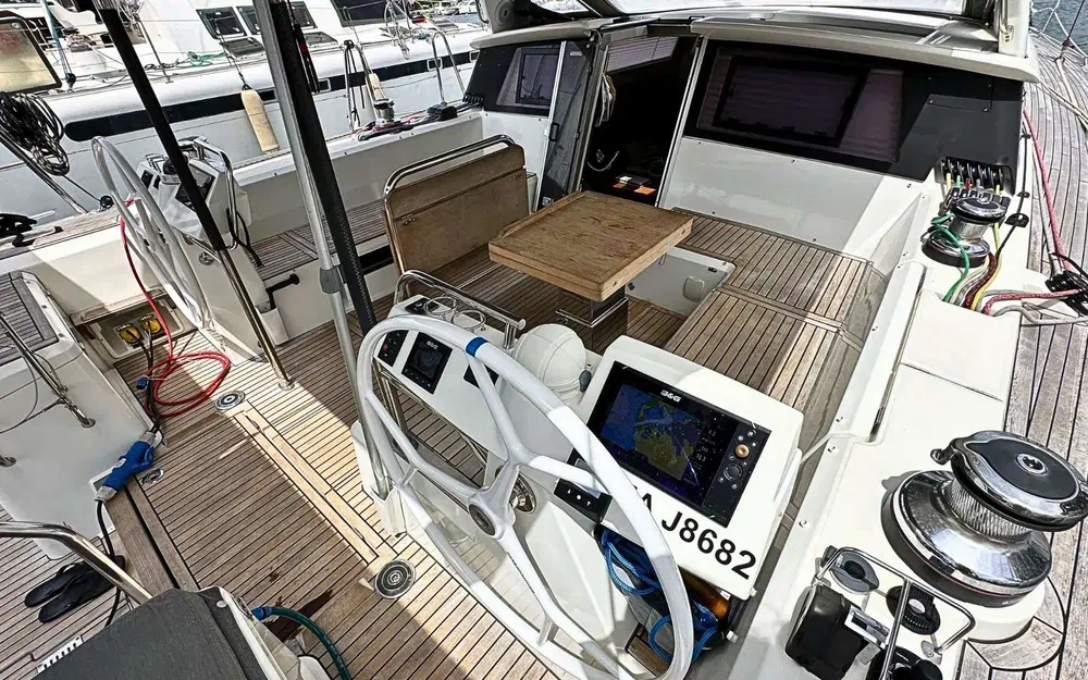 slider 1 Beneteau Sense 51