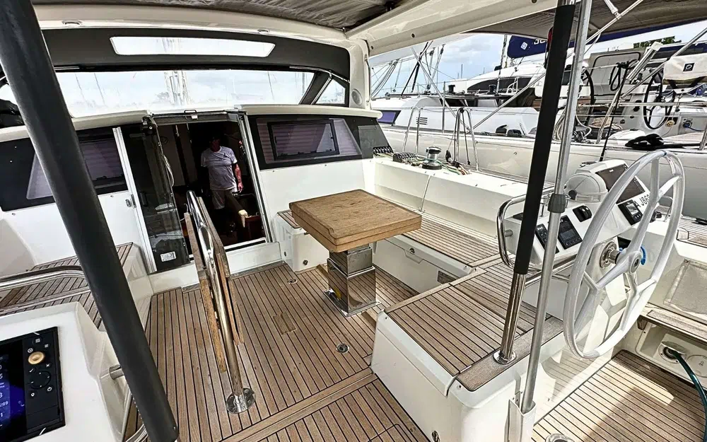 slider 6 Beneteau Sense 51