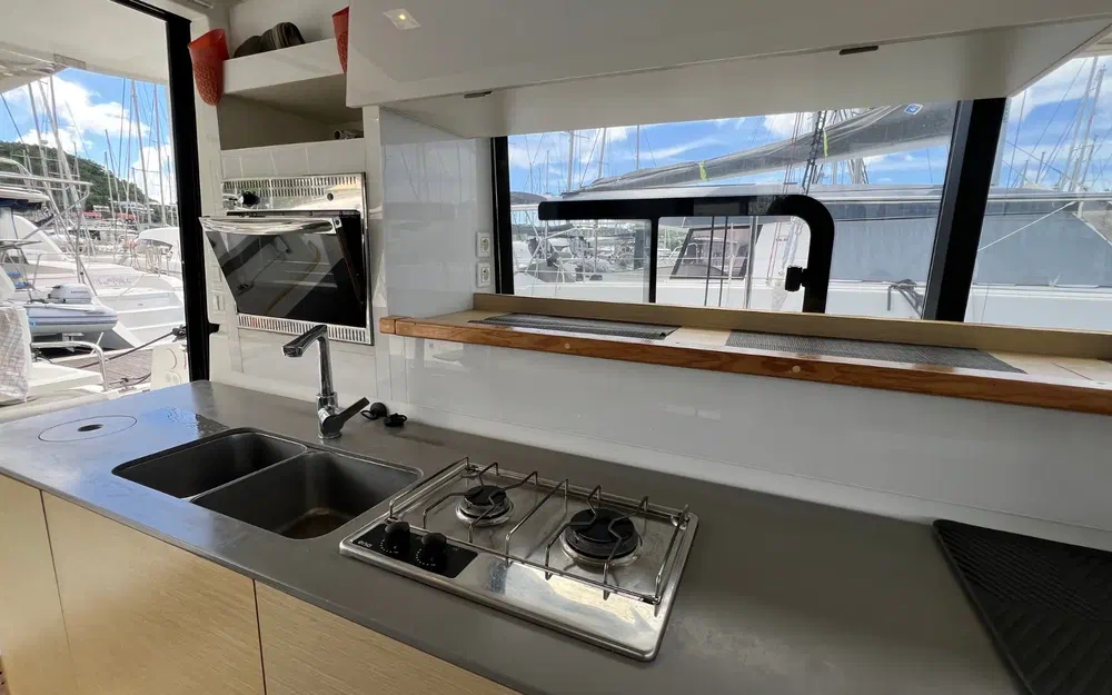 slider 13 Fountaine Pajot My 37