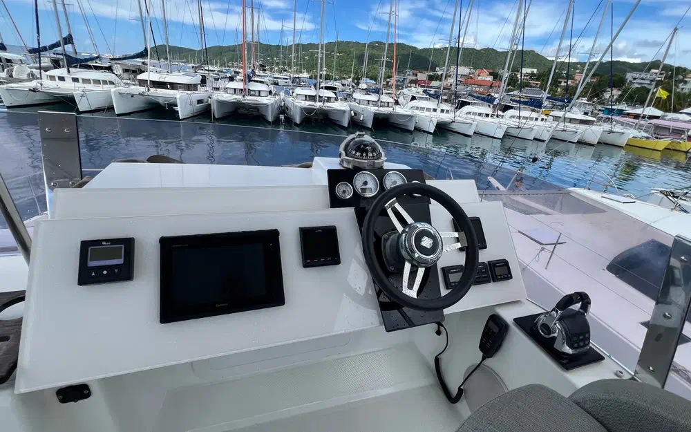 slider 14 Fountaine Pajot My 37