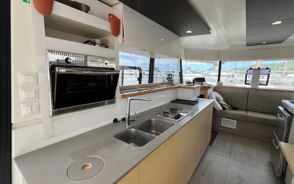 slider 21 Fountaine Pajot My 37