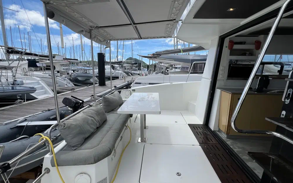 slider 35 Fountaine Pajot My 37