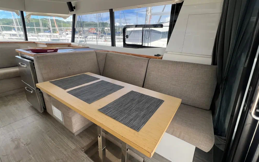 slider 41 Fountaine Pajot My 37
