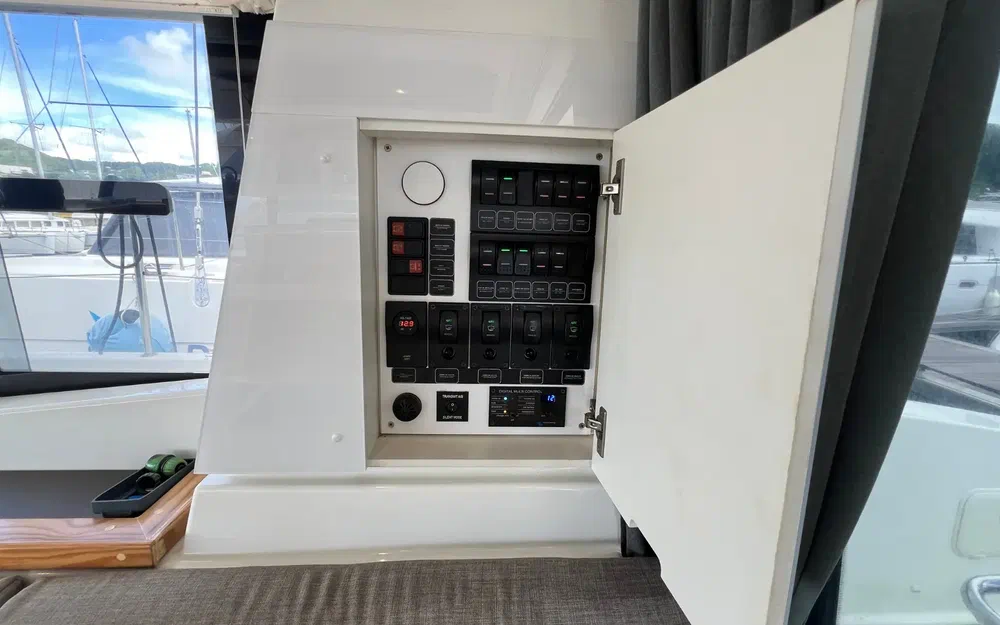 slider 45 Fountaine Pajot My 37